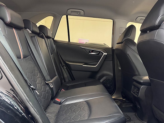 Toyota RAV4 16 of 27