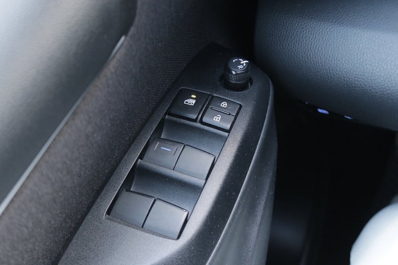 Toyota Yaris 12 of 24