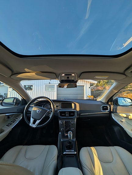 Volvo V40 2 of 5
