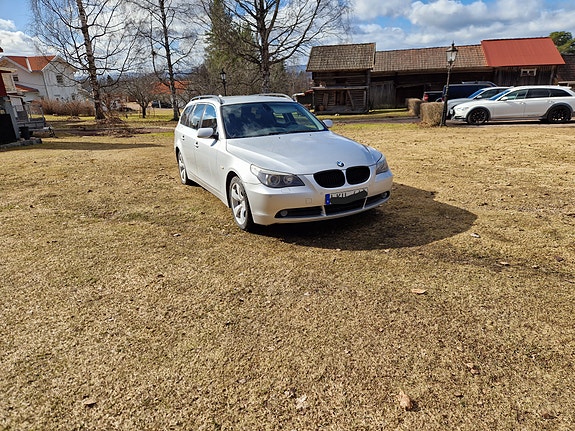 BMW 523i 2 of 4