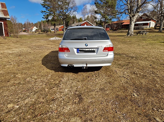 BMW 523i 3 of 4