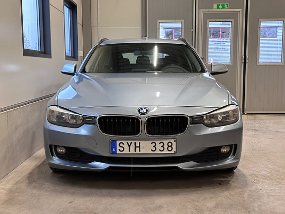BMW 320 2 of 5