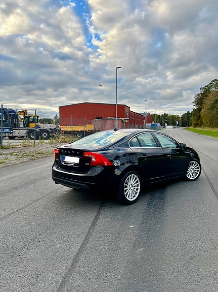 Volvo S60 4 of 5