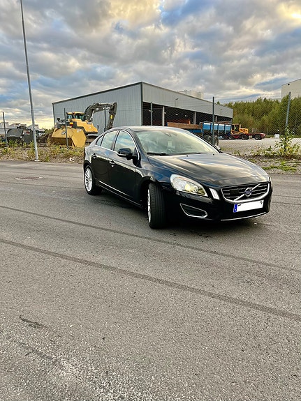 Volvo S60 2 of 5