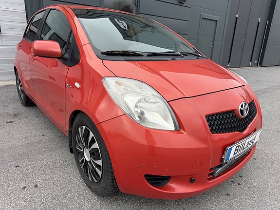 Toyota Yaris 3 of 8