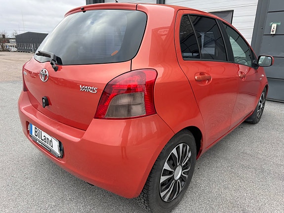 Toyota Yaris 4 of 8
