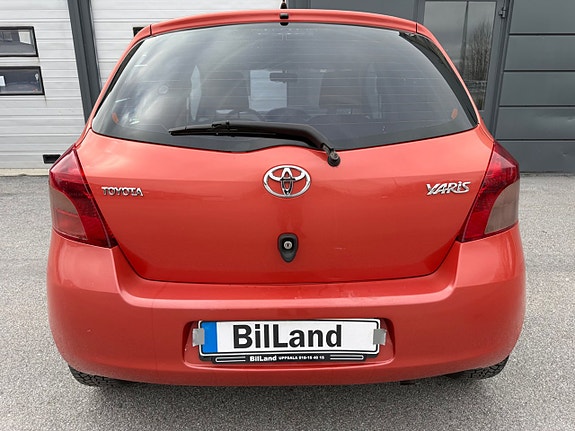 Toyota Yaris 5 of 8