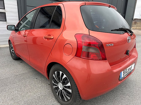 Toyota Yaris 6 of 8