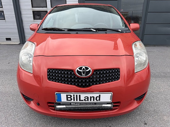 Toyota Yaris 2 of 8