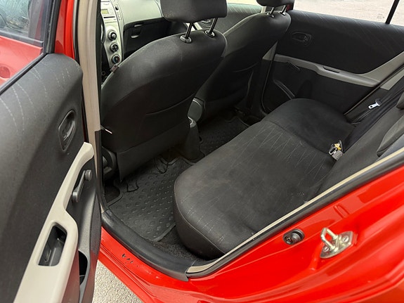 Toyota Yaris 8 of 8