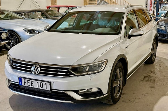 Volkswagen Passat Alltrack 2 of 5