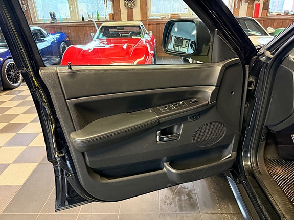 Jeep Grand Cherokee 19 of 27