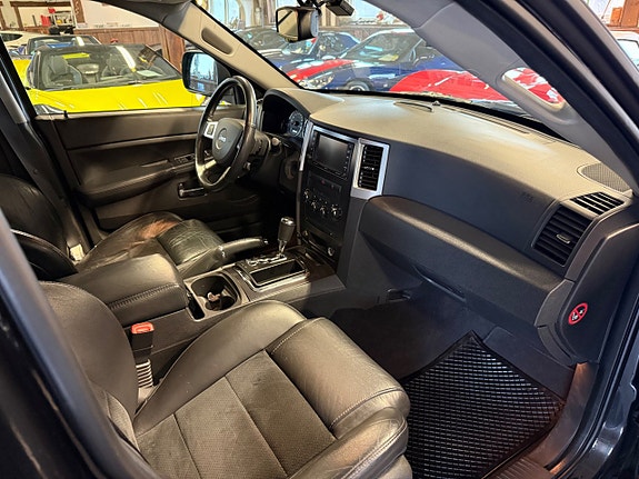 Jeep Grand Cherokee 24 of 27