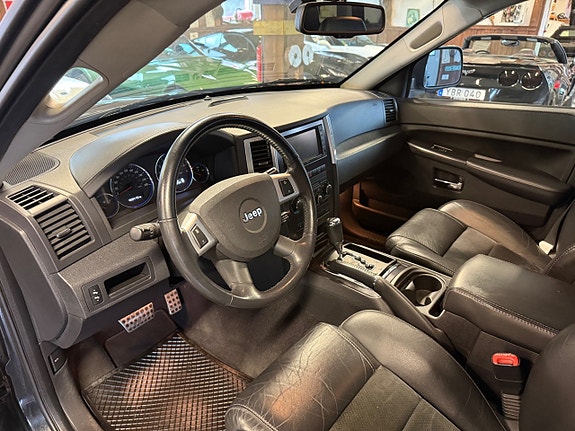 Jeep Grand Cherokee 18 of 27