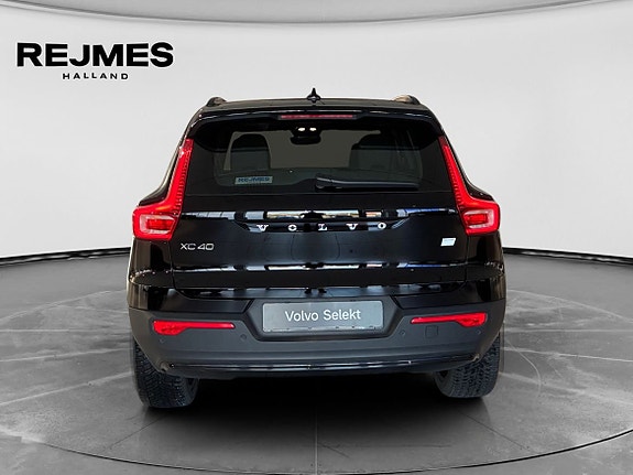 Volvo XC40 7 of 15