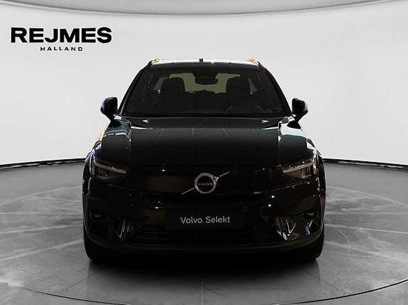Volvo XC40 8 of 15
