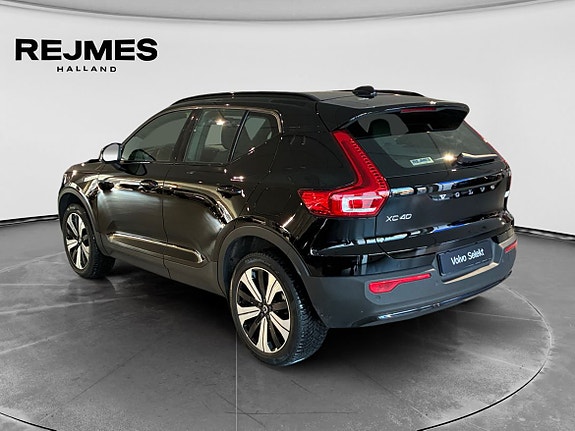Volvo XC40 2 of 15