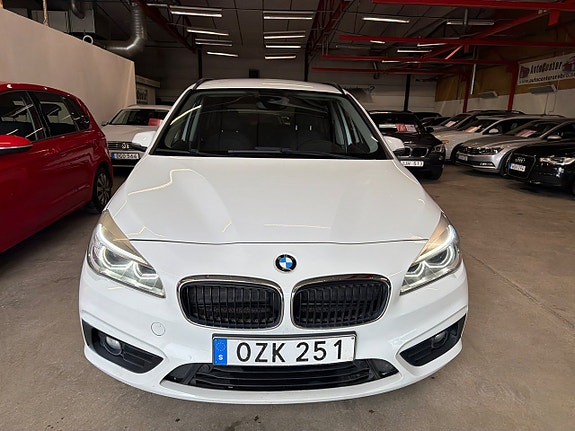 BMW 218 2 of 9
