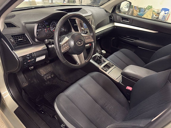 Subaru Legacy 12 of 16