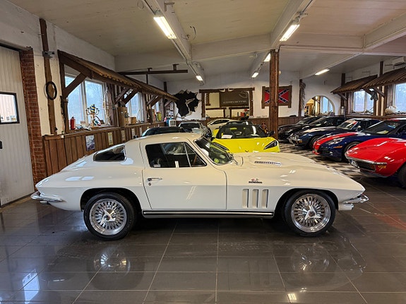 Chevrolet Corvette 9 of 30