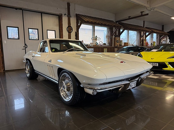 Chevrolet Corvette 12 of 30