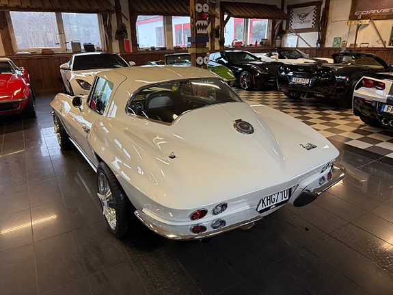 Chevrolet Corvette 6 of 30