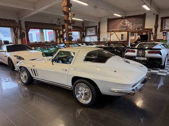 Chevrolet Corvette 5 of 30