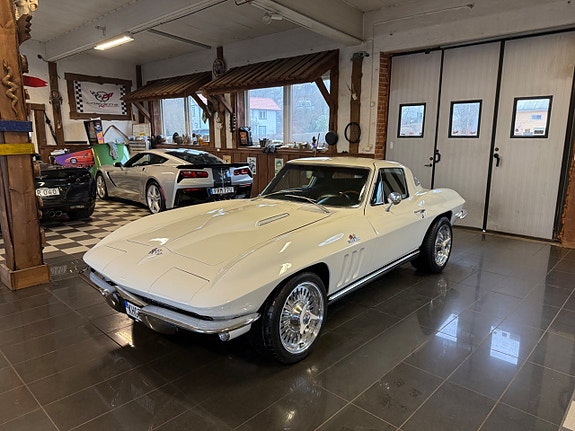 Chevrolet Corvette 3 of 30