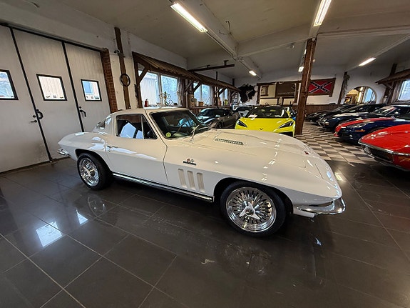 Chevrolet Corvette 10 of 30