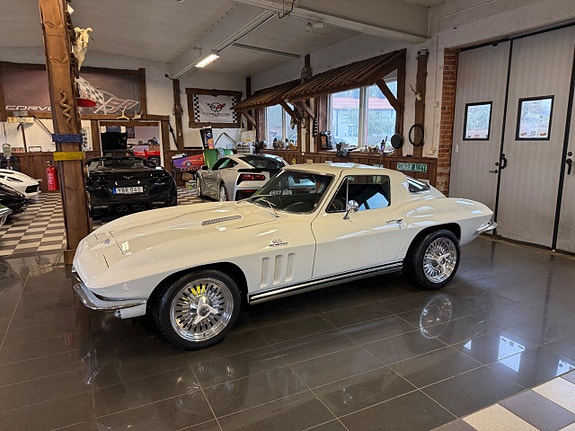 Chevrolet Corvette 2 of 30