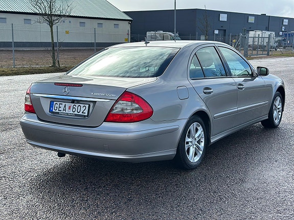Mercedes-Benz E200 4 of 5