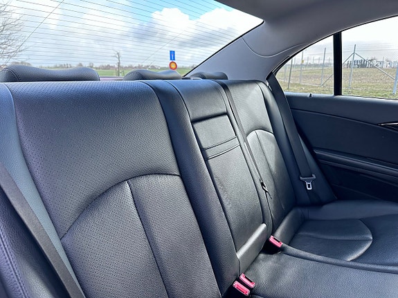 Mercedes-Benz E200 7 of 18