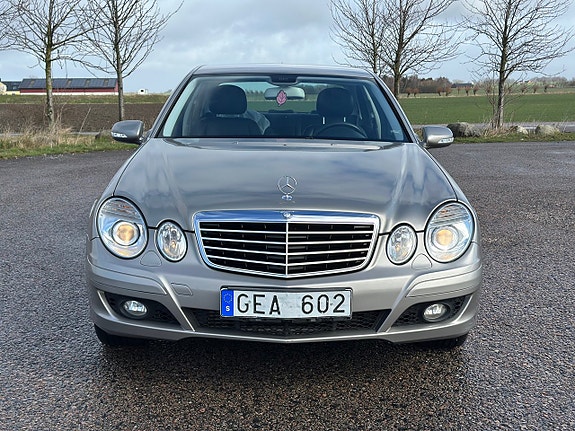 Mercedes-Benz E200 3 of 5