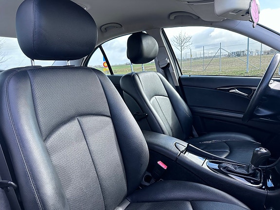 Mercedes-Benz E200 9 of 18