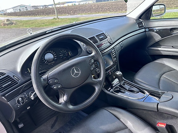 Mercedes-Benz E200 11 of 18