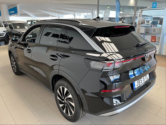 Volkswagen T-Roc 3 of 5