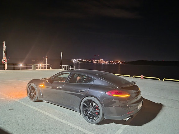 Porsche Panamera Turbo 2 of 5