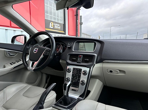 Volvo V40 Cross Country 11 of 30