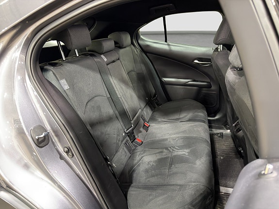 Lexus UX250h 14 of 15