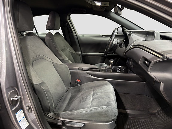 Lexus UX250h 13 of 15