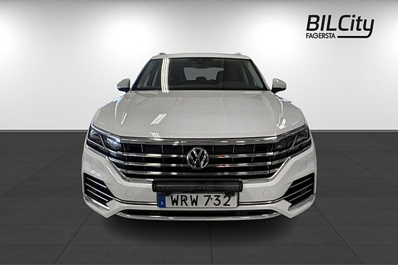 Volkswagen Touareg 2 of 5