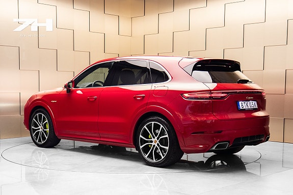 Porsche Cayenne 3 of 5