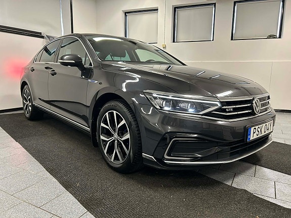 Volkswagen Passat 2 of 5