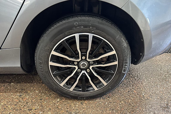Volvo V40 12 of 16