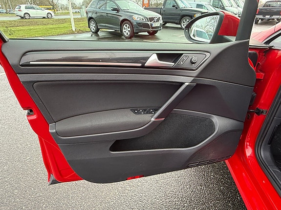 Volkswagen Golf VII 11 of 14