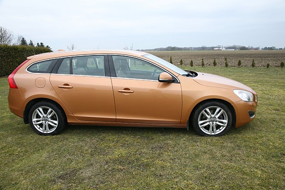 Volvo V60 2 of 14