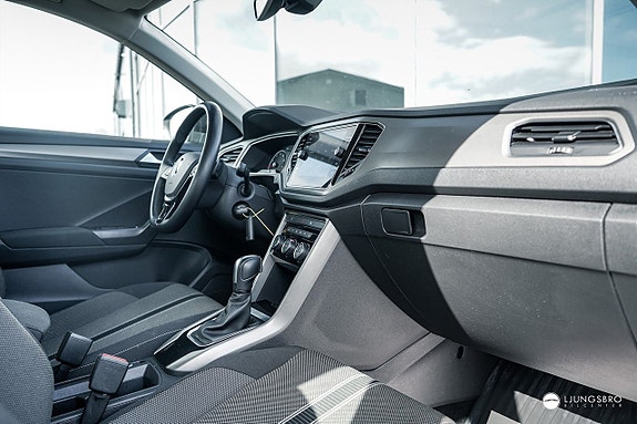 Volkswagen T-Roc 12 of 12