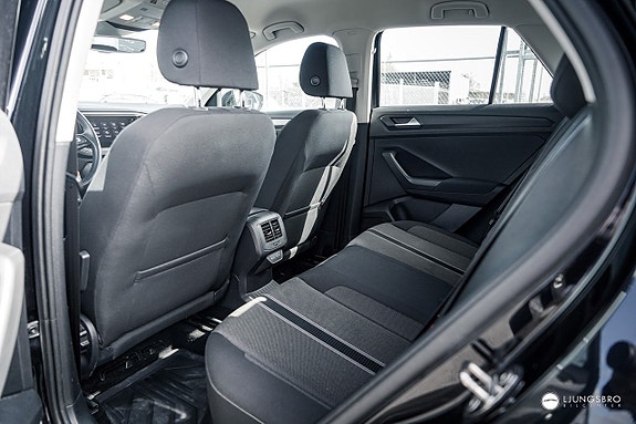 Volkswagen T-Roc 11 of 12