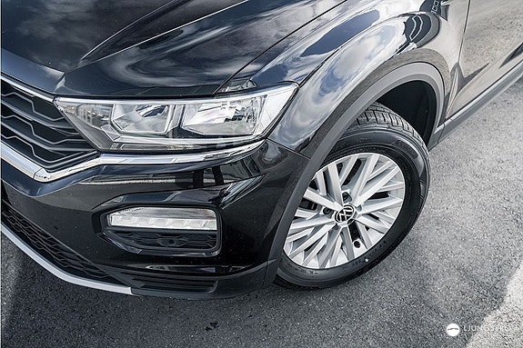 Volkswagen T-Roc 3 of 5