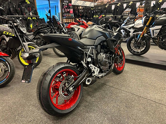 Suzuki GSX-8R 5 of 5